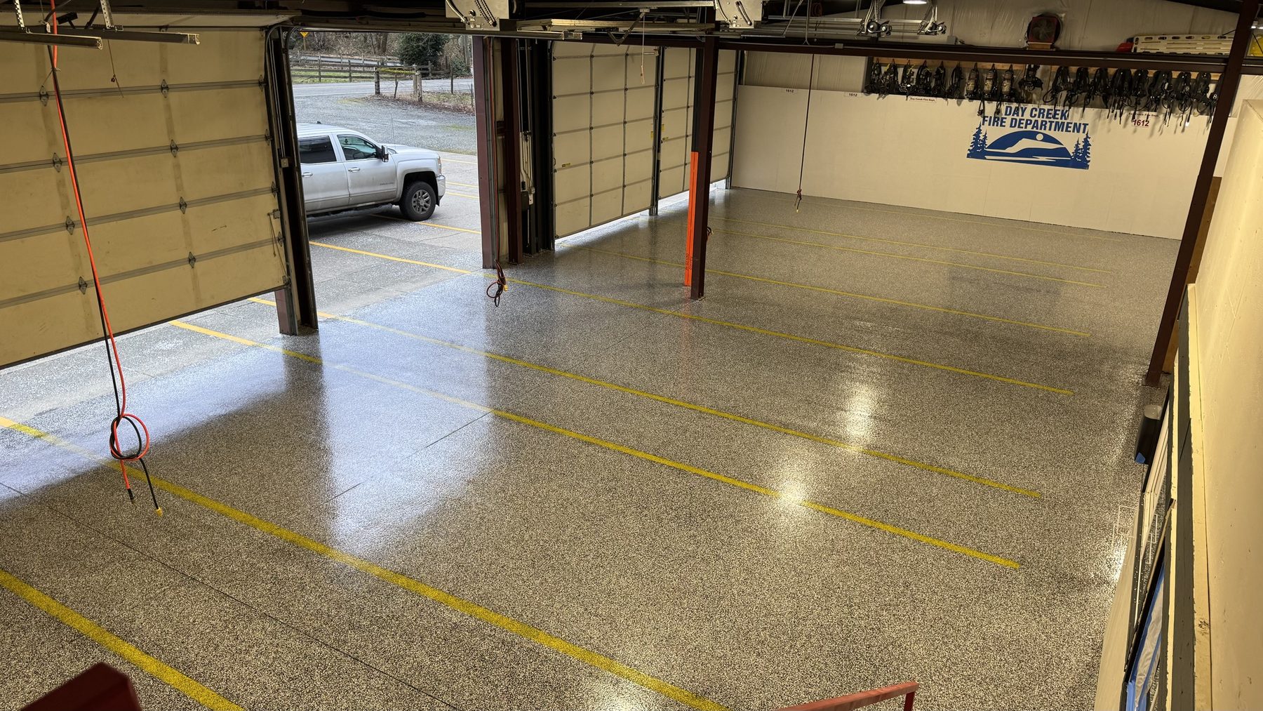 Striped bays, full-broadcast flake with yellow lines
