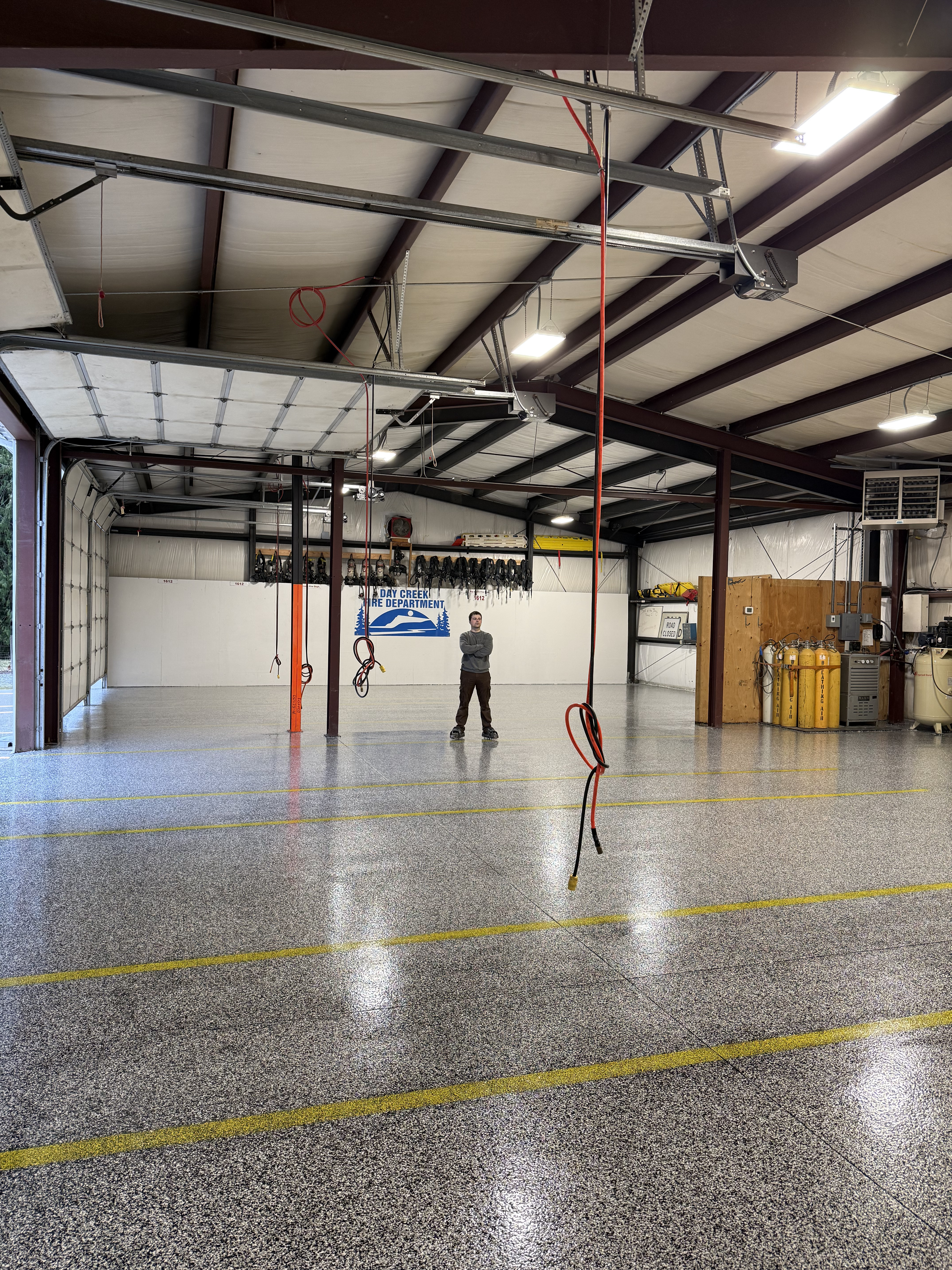 Heavy-duty floor system example for bay and service zones