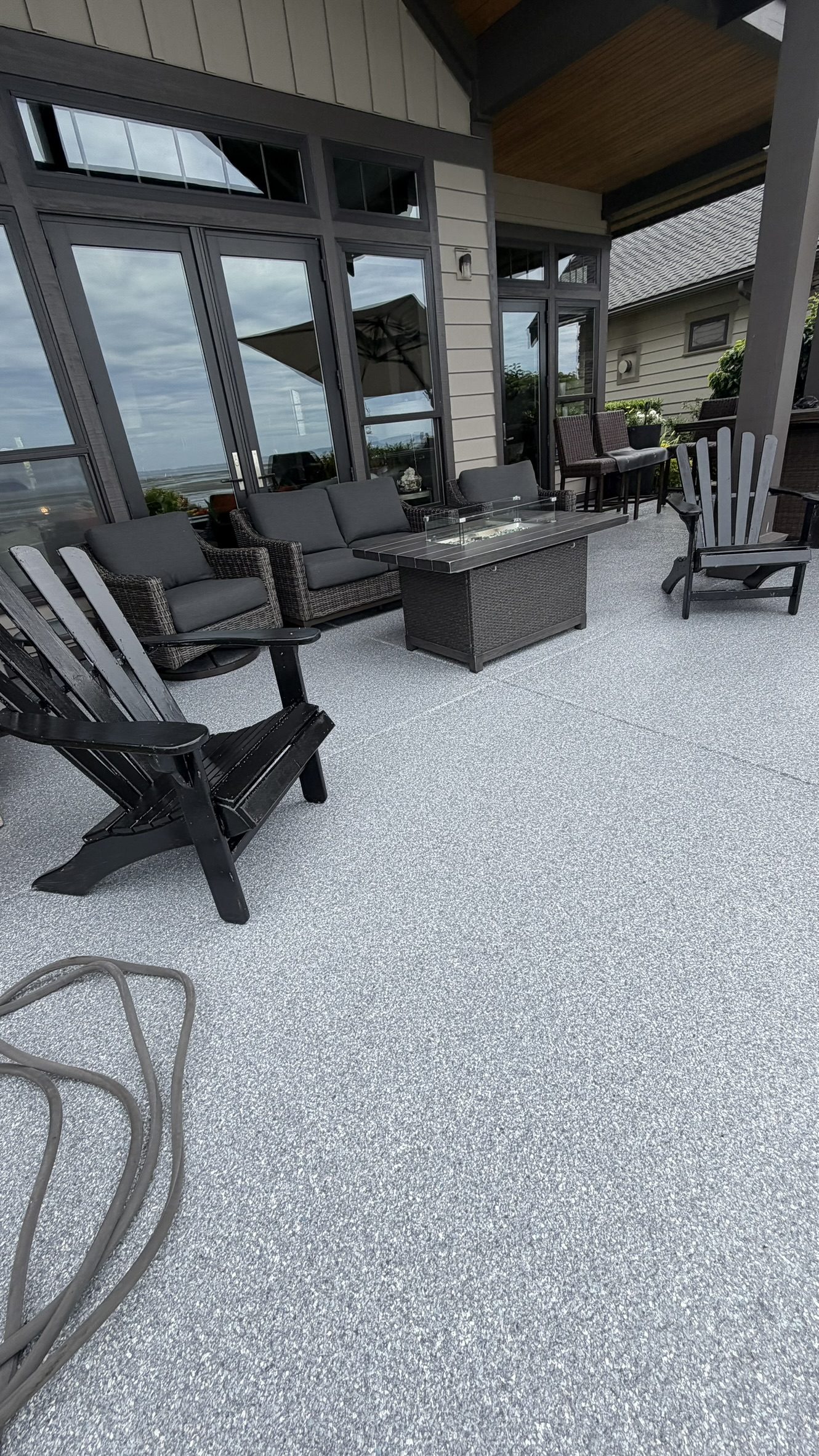 Same patio, lounge side