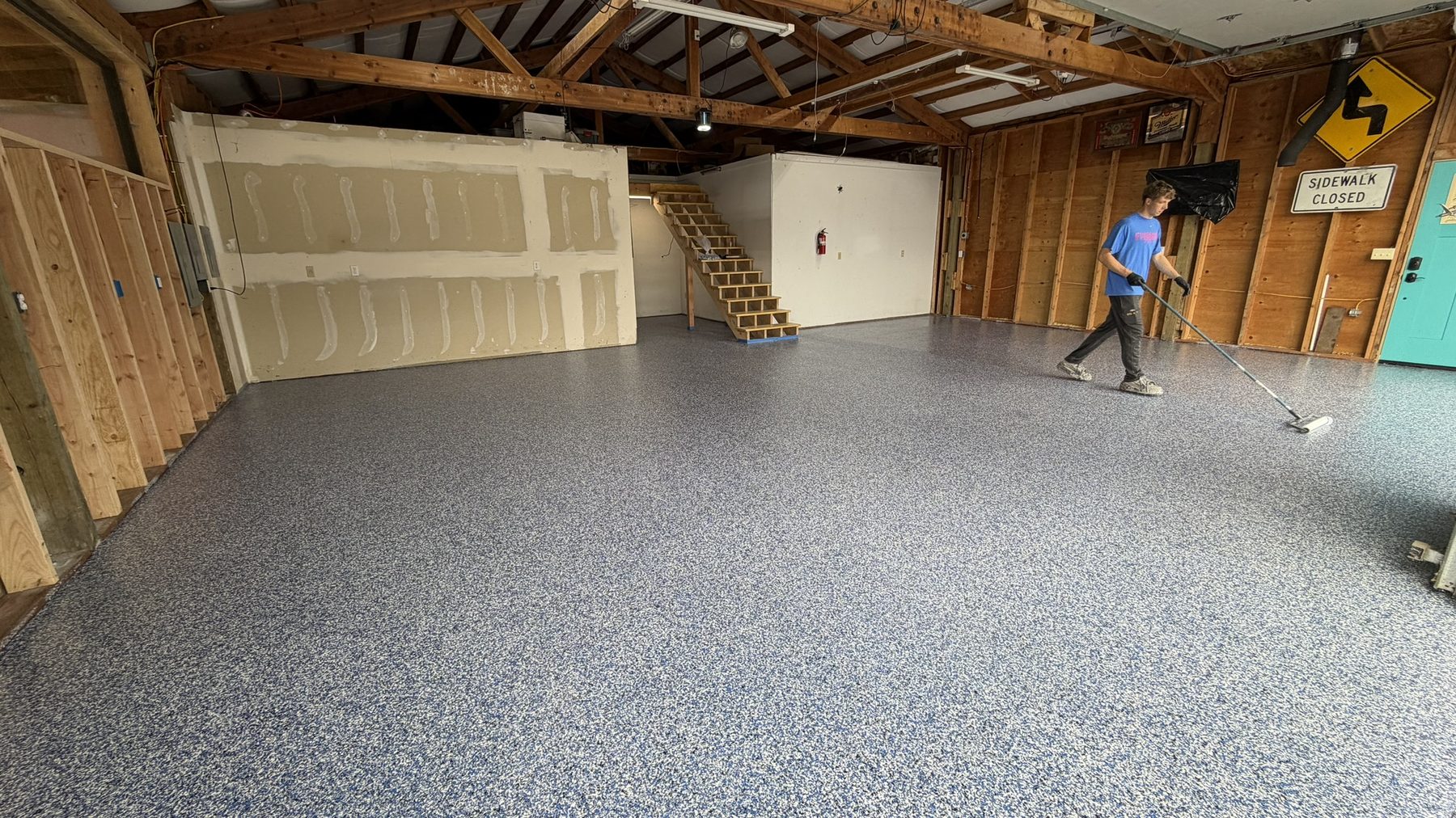 Blue blend flake, detached shop